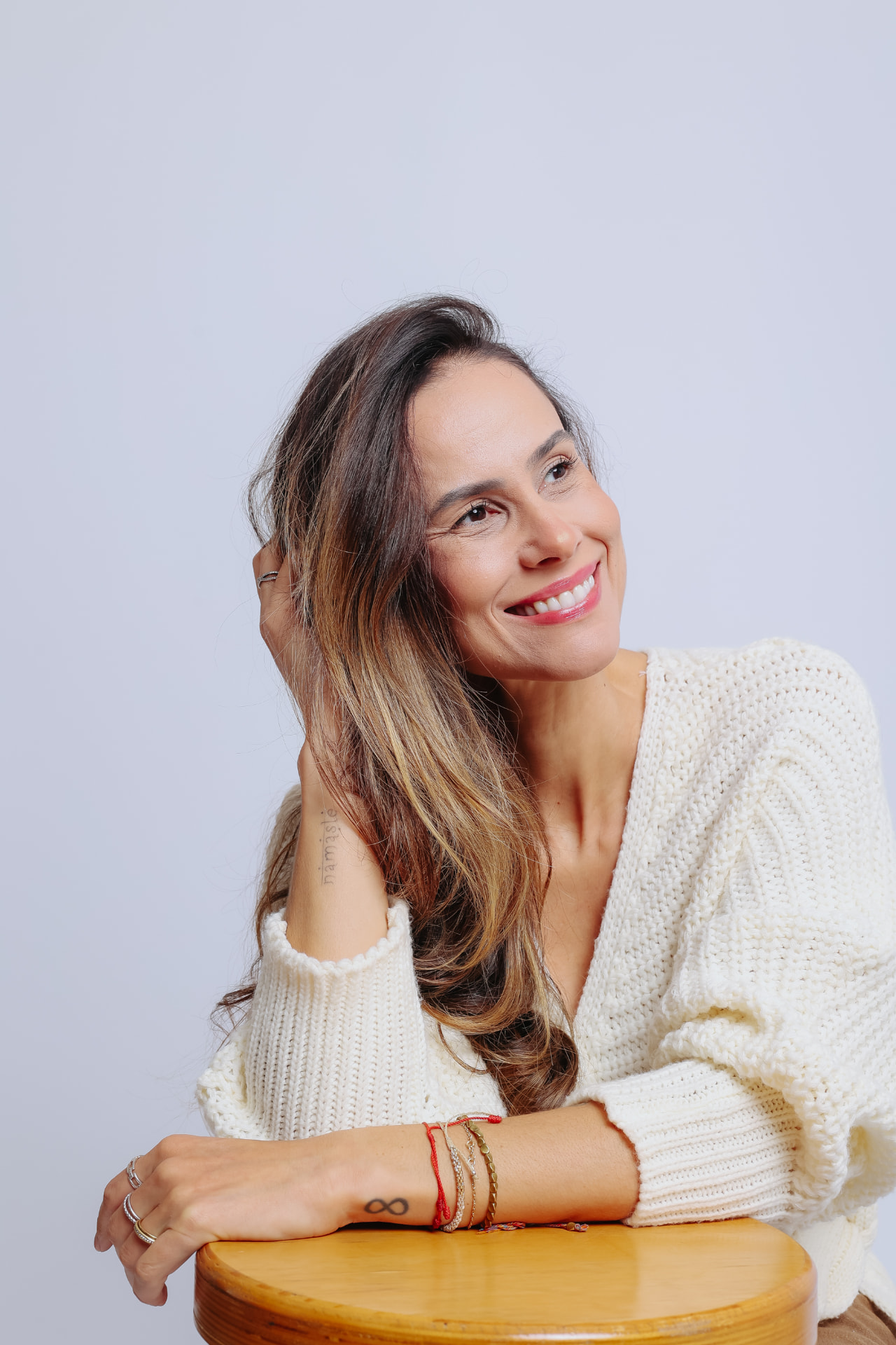 Kamilla Flor em retrato de luz natural, olhar sereno